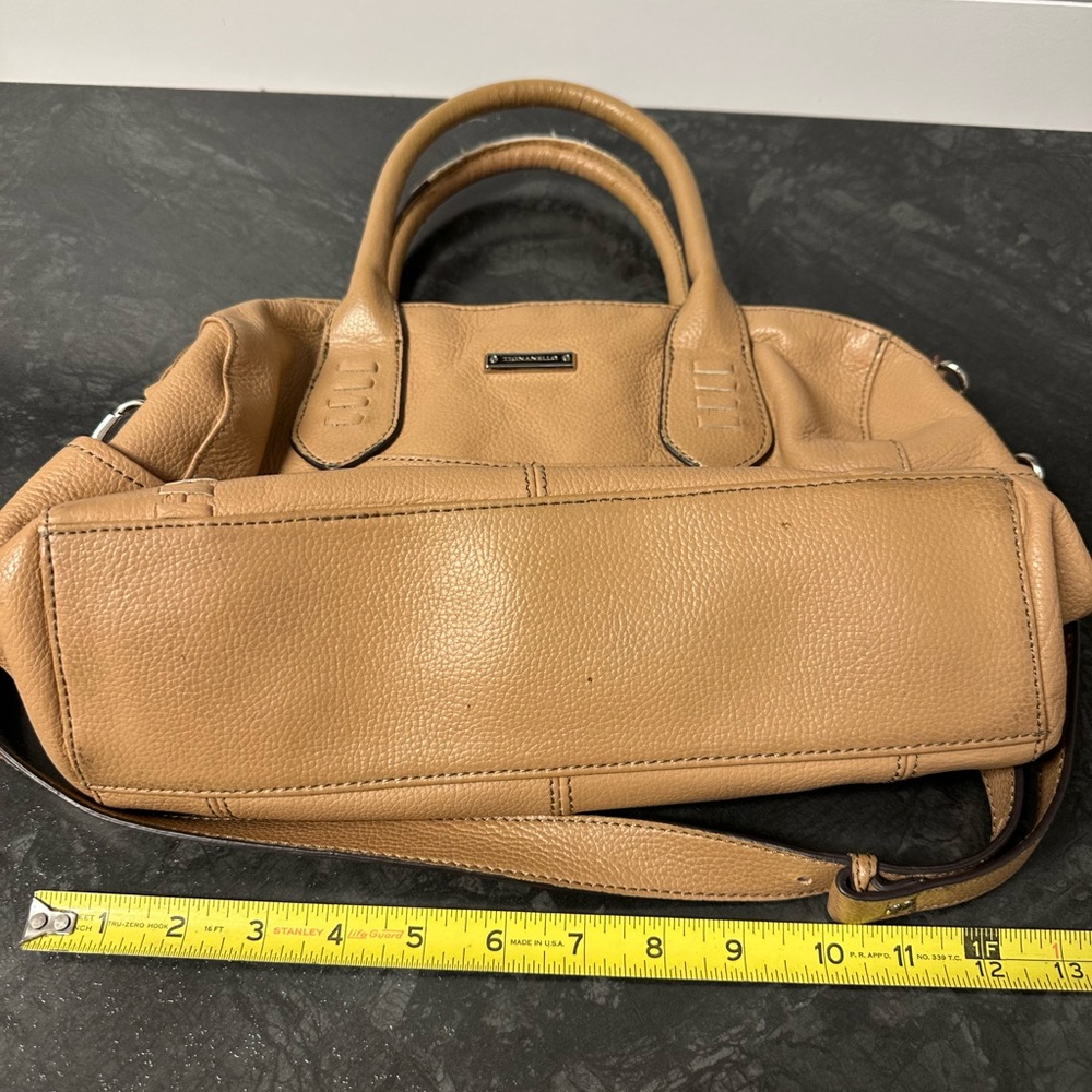 Tignanelll leather purse, good condition, nice outside pockets.